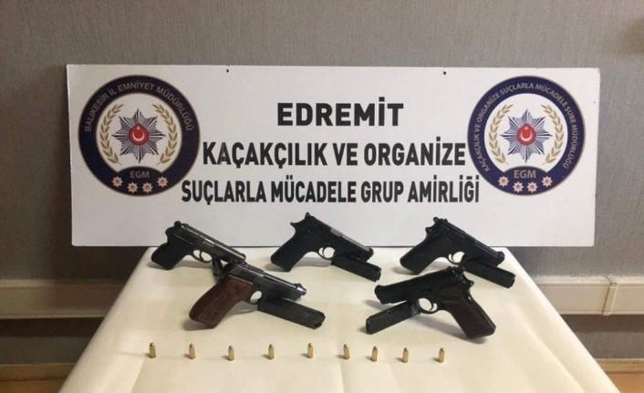  Burhaniye İlçesinde Düzenlenen Operasyonda, Silah Kaçakçılığı Yaptığı İddia Edilen