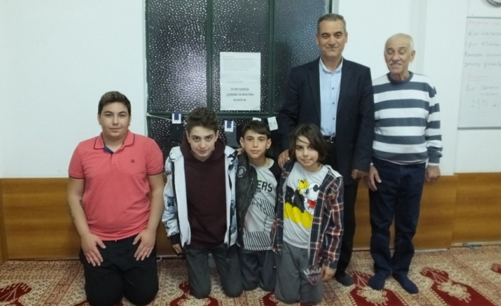 Burhaniye ilçesinde, teravih namazlarına gelen çocuklar cemaati sevindirdi. Ramazanda camilerin