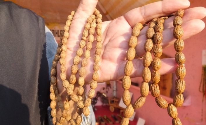Burhaniye ilçesinde, zeytin atıkları maharetli ellerde aksesuar ve takıya dönüştü.