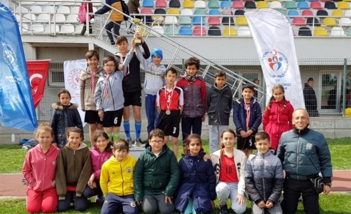 Burhaniye Şehit Mustafa Serin Ortaokulu öğrencileri, atletizmde Balıkesir’de başarılı ile