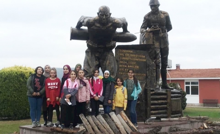Öğrenciler Anıtı Gezdi