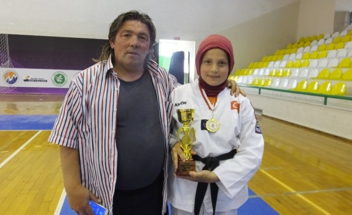 Burhaniye ilçesinde, Şeref Firidinoğlu öncülüğünde çalışmalarını sürdüren Zehra Naz Bilgin,