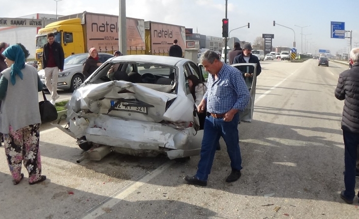  Bursa Ankara Yolu Ağaç İşleri Sanayi Girişinde Trafik Işiklarinda