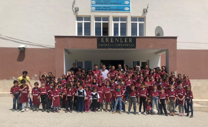 Bursa’nın Orhaneli ilçesi Erenler köyünde 200 minik öğrenciye Beşiktaş forması