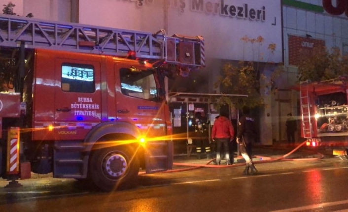  Avm'de Bilinmeyen Bir Nedenle Meydana Gelen Yangın, Ekiplerin Zamanında