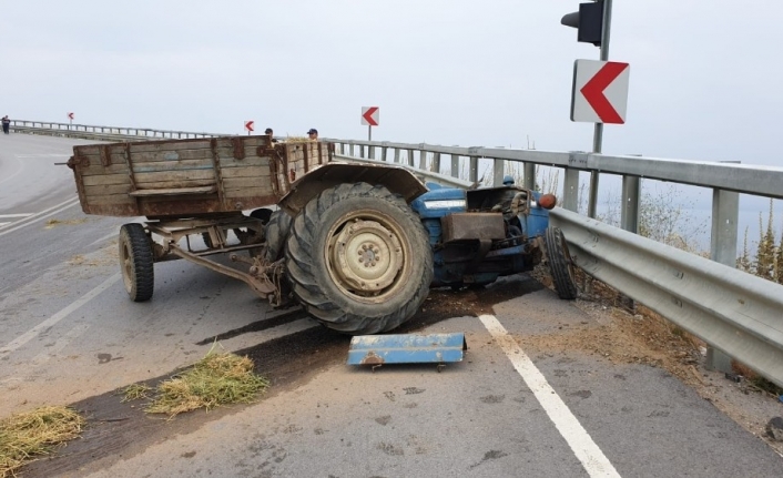 İznik-yenişehir Karayolunda Virajı Alamayan Saman Yüklü Traktörün Sürücüsü 70