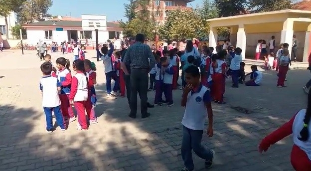  Bursa'da Da Hissedilen Deprem Sonrası Vatandaşlar Sokağa Dökülürken, Okullar