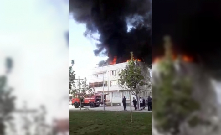  Bursa'da Bulunan Dört Katlı Binanın Çati Katında Yangın Çikti.