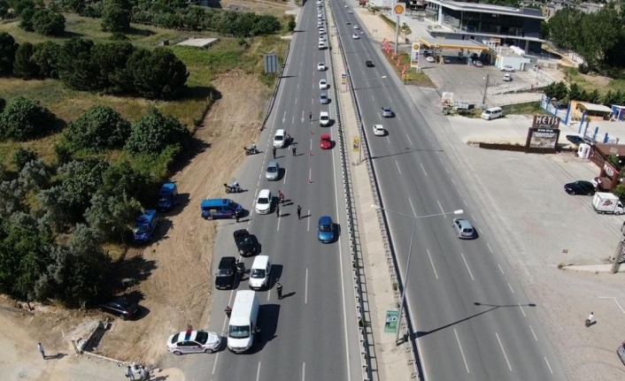 Bursa İl Jandarma Komutanlığı tarafından yapılan drone destekli huzur operasyonunda