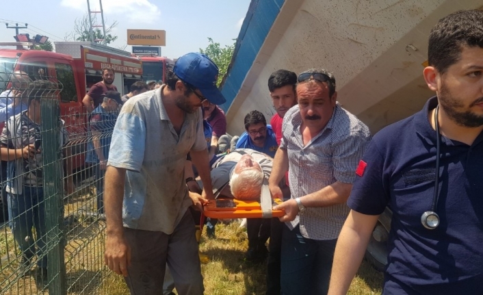 Bursa’da bir aracın sıkıştırması sonrasında kontrolden çıkan tır, korkuluklara çarptıktan