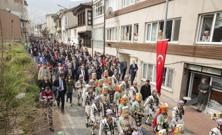 Bursa’nın fethinin 693. yıldönümü kutlamaları büyük bir coşkuyla kutlanıyor. Heykel’deki