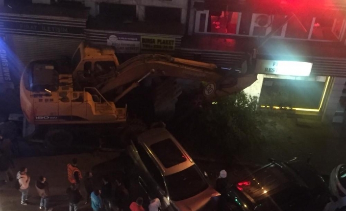 Bursa'nın Osmangazi İlçesinde Freni Boşalan İş Makinesi Önünde Duran