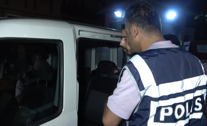  Ursa’da Devriye Gezen Polis Ekipleri, Bir Kişinin Üst Aramasında