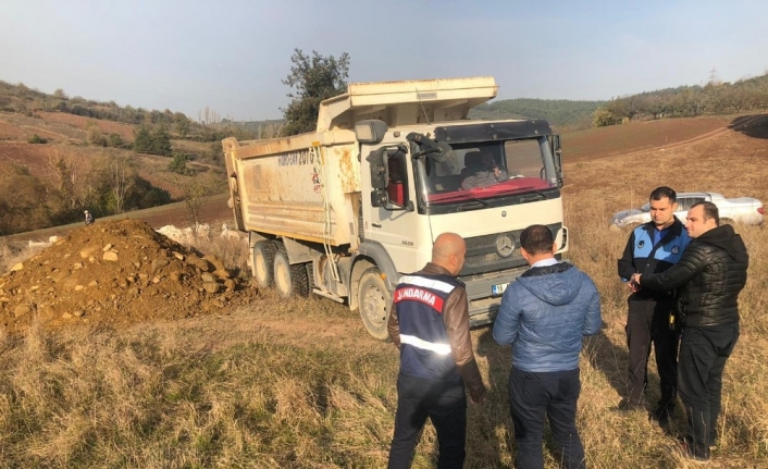  Bursa'da Kaçak Hafriyat Dökümü Yapan Kamyonu Jandarma Ve Belediye