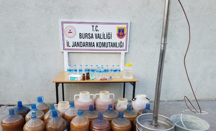  Bursa'da Jandarma Ekiplerinin Yaptığı Operasyonda 460 Litre Kaçak Alkol