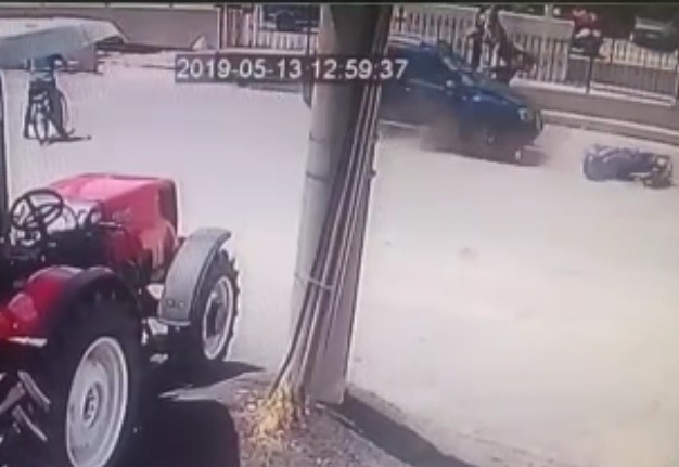 Bursa’da kırmızı ışıkta geçen bir otomobil, yaya geçidinden elektrikli bisikletiyle