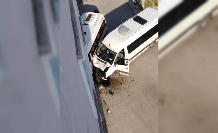 Bursa'da Sabah Saatlerinde Meydana Gelen Kazada İki Öğrenci Servisi