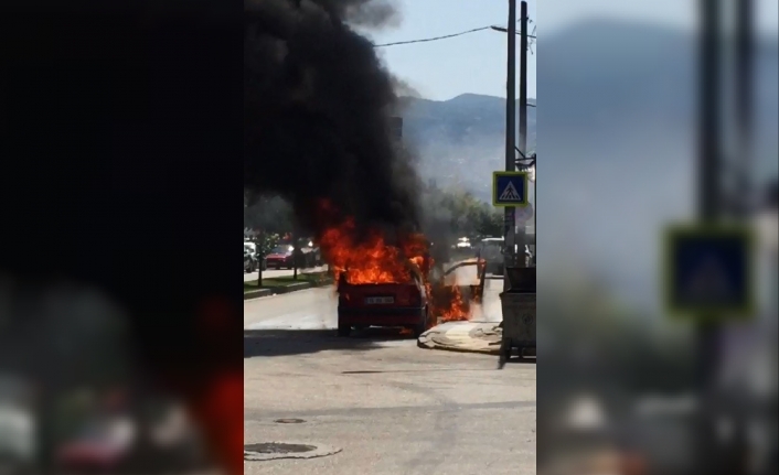  Bursa’da Seyir Halinde Bir Otomobil Alev Alev Yandı. Olayda