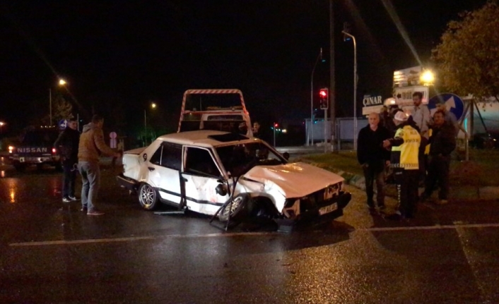  Orhangazi’de Akşam Meydana Gelen Trafik Kazasında Kavşakta Bir Otomobile