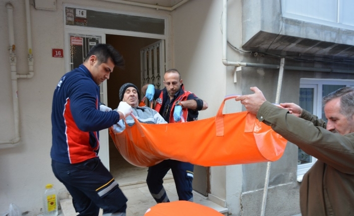 Bursa’da engelli ve yatalak hastalar ambulanslarla oy kullanacakları okullara taşındı.Bursa’da