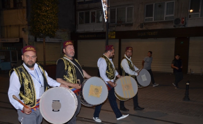 Ramazan ayının geleneksel habercileri davulcular, ilk mesailerine başladı. Ramazan geleneğini