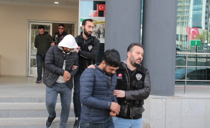 Bursa’da narkotik dedektifleri tarafından yapılan şafak baskınında uyuşturucu ticareti yapan