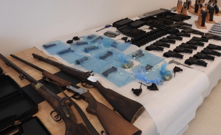 Bursa’da aralarında polislerin de olduğu ruhsatsız silah ve mühimmat ticareti