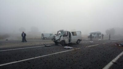  Bursa'nın Orhaneli İlçesinde Yoğun Sis Yüzünden Hafriyat Kamyonu İle