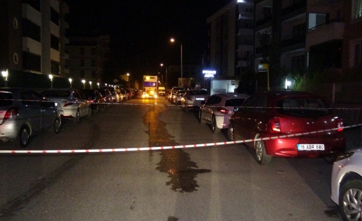  Bursa’da Bir Temizlik Şirketinin Rögar Kapaklarına Döktüğü Kimyasal Mahalleliyi