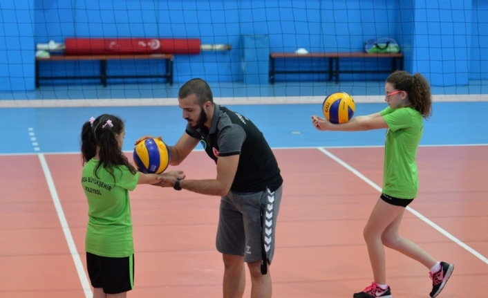  Bursa Büyükşehir Belediyesi Tarafından Düzenlenen Kış Spor Okulları Öğrencilerden