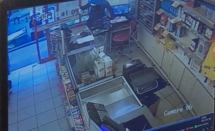  Bursa’da Sabah Saatlerinde Faaliyet Halindeki Bir Süpermarket Kimliği Belirsiz