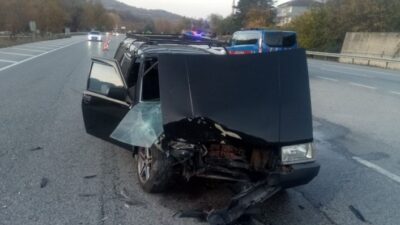  Bursa'da İki Otomobilin Kafa Kafaya Çarpişmasi Sonucu Meydana Gelen