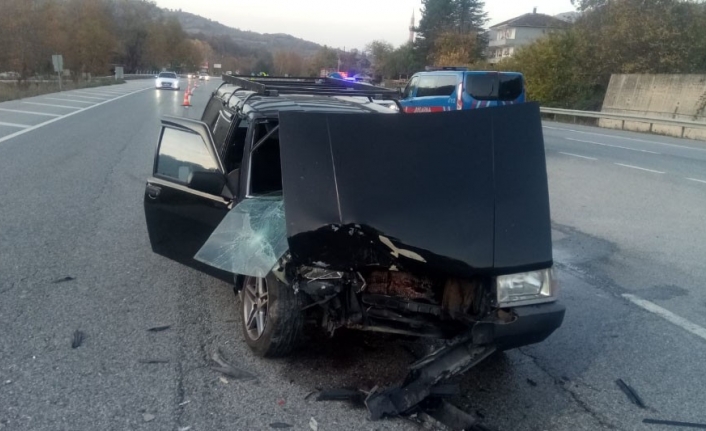  Bursa'da İki Otomobilin Kafa Kafaya Çarpişmasi Sonucu Meydana Gelen