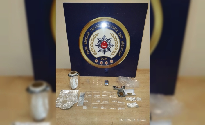 Bursa’da narkotik polisinin yaptığı uyuşturucu operasyonunda 3 kişi tutuklandı.
İl Emniyet