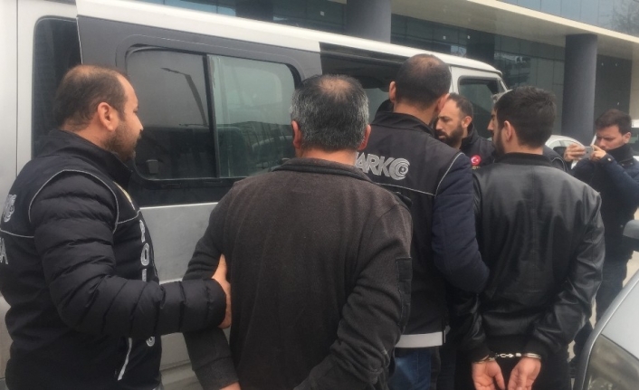 Bursa narkotik polisi, uyuşturucu satan 5 kişiyi gözaltına aldı.Bursa İl