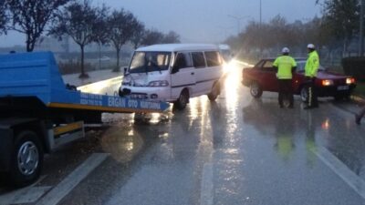  Bursa'da Sağnak Yağışın Etkisiyle Meydana Gelen Kazada Aniden Yavaşlayan