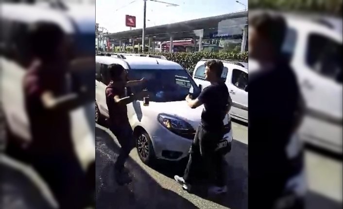  Bursa'da Yol Ortasında Araçtan İnerek Elinde İçki Şişesi İle