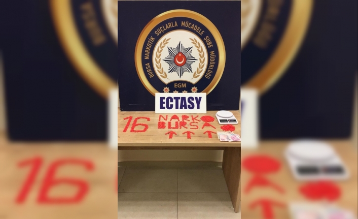 Bursa’da yüzlerce ectasy hap ele geçirildi: 2 kişi tutuklandı  Bursa Narkotik Suçlarla Mücadele Şube Ekipleri Tarafından Yapılan Operasyonda