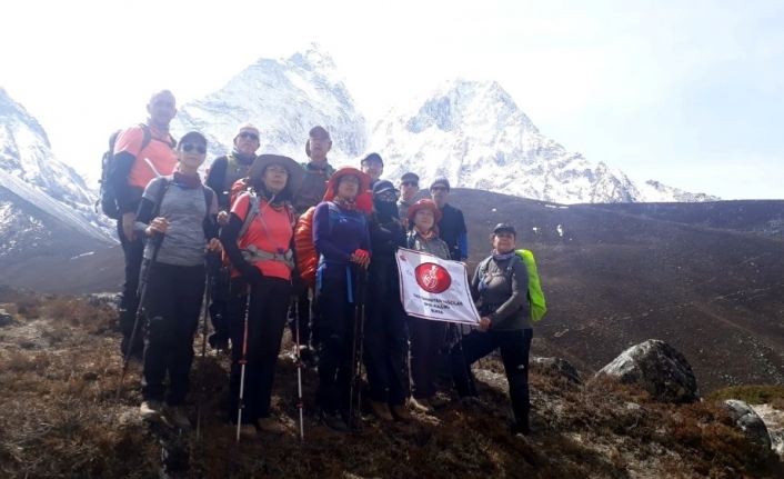 Bursalı dağcılar dünyanın en yüksek dağı olan Everest’e tırmandı.7 Nisan