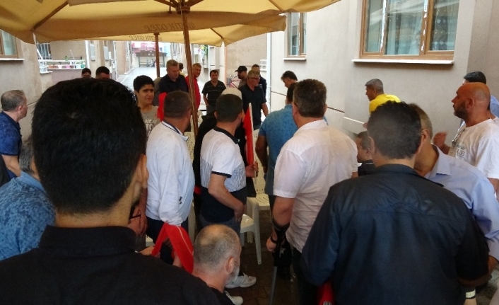  Bursa’da Dinlenmek İçin Oturduğu Kafede, İşletme Sahipleri Tarafından Ayaklarını