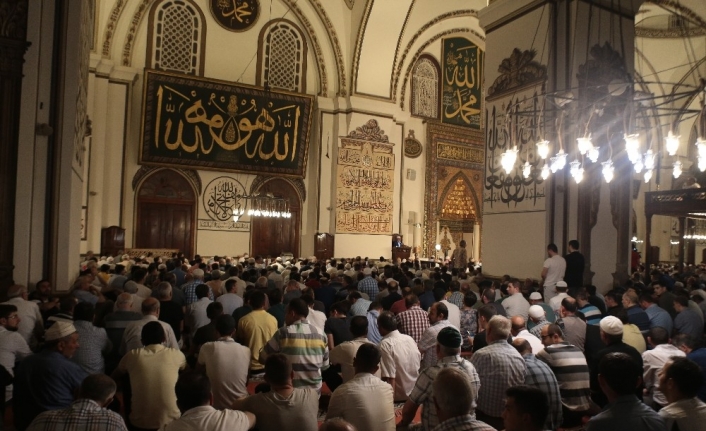 Bursalılar, Ramazan bayramı namazını kılmak için başta Ulu Cami olmak