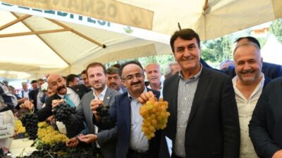  Bursa'da Üzüm Festivali Renkli Görnütülere Sahne Oldu