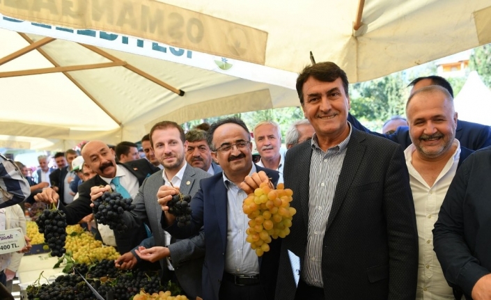  Bursa'da Üzüm Festivali Renkli Görnütülere Sahne Oldu