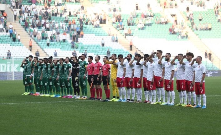  Bursaspor’un Ümraniyespor’u Ağırladığı Karşılaşma Öncesi Seremoni Sırasında Asker Selamı