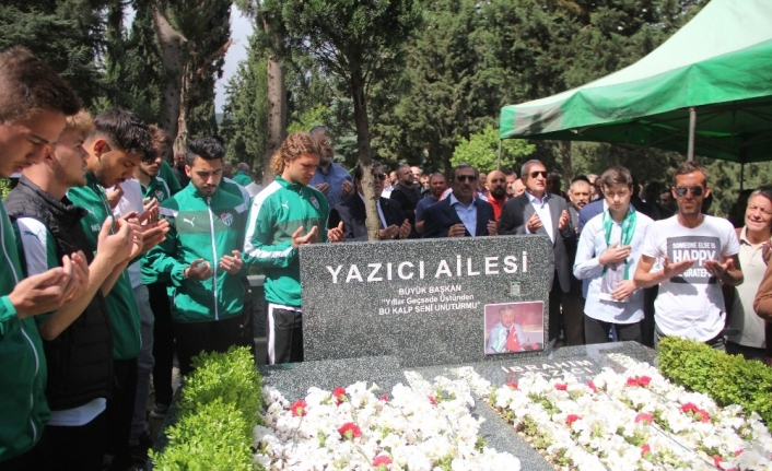 Bursaspor’un şampiyon başkanı İbrahim Yazıcı, mezarı başında dualarla anıldı.Bursaspor Kulübü’nün