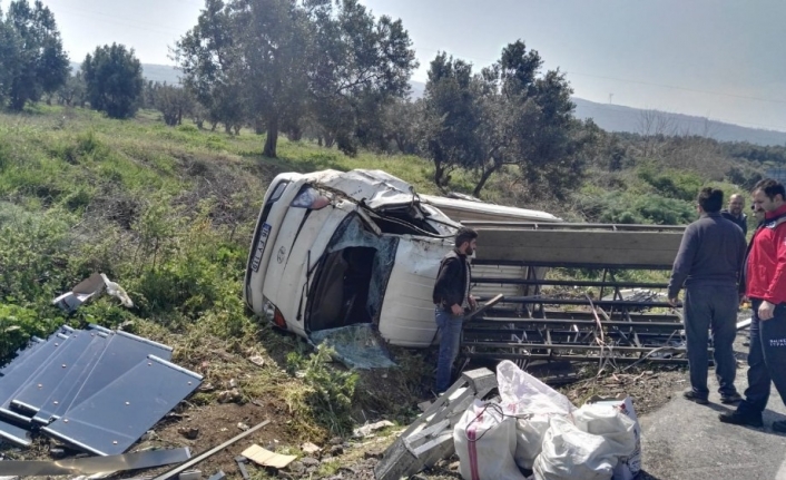 Balıkesir’de devrilen cam yüklü kamyonetin sürücüsü yaralandı.Erdek-Bandırma kara yolunun 9.