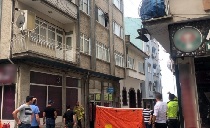  Bursa'nın Gemlik İlçesinde Genç Bir Kadın Evinin Camına Çikip