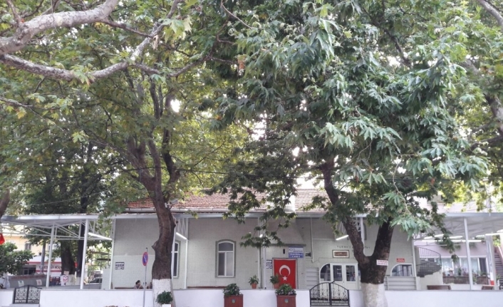  Erdek'te Bulunan Turan Mahallesi Camisi Bahçesinin Üzeri Güneş Ve