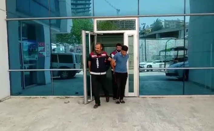 Bursa’da cami derneğine ait sadaka kutusunu çalan hırsızlar, güvenlik kameralarını