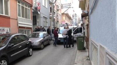  Bursa’da 2. Katta Oturan Bir Kişi Merdivenlerden Aşağıya İnmek